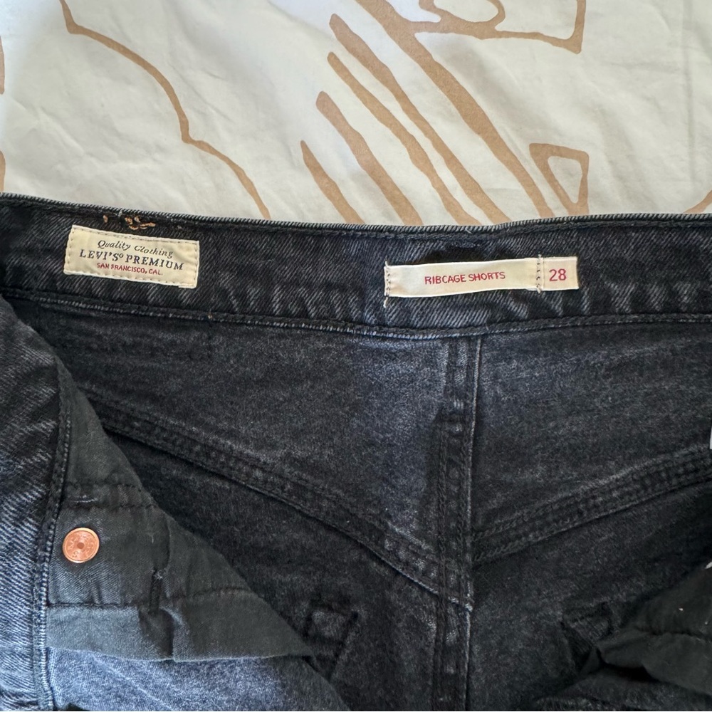 Levi’s ‘Ribcage’ Jean Shorts - Picture 3 of 3